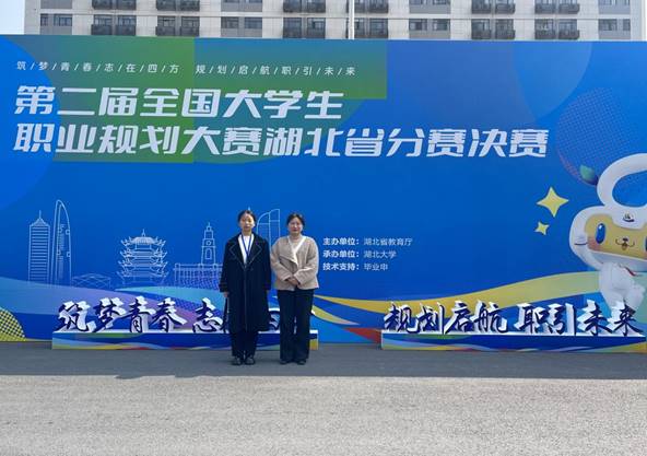 建筑外的蓝色招牌 AI 生成的内容可能不正确。