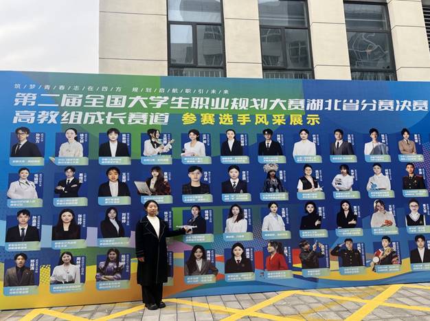 一群穿着蓝色衣服的人 AI 生成的内容可能不正确。